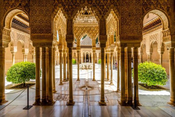 4 Balconies House, And Near The Alhambra *